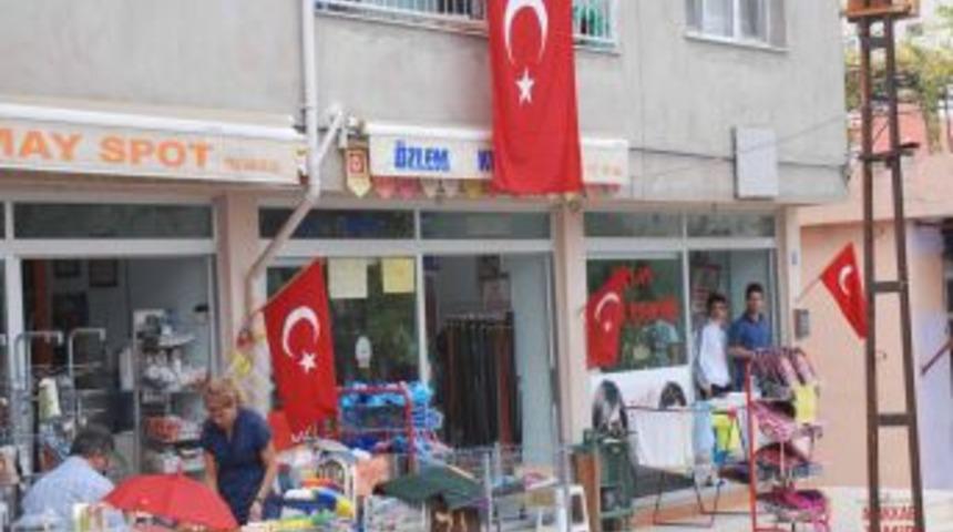 Denizciler beldesi kırmızı beyaza büründü