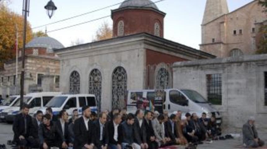 Alperenler, bayram namazını Ayasofya &ouml;n&uuml;nde kıldı
