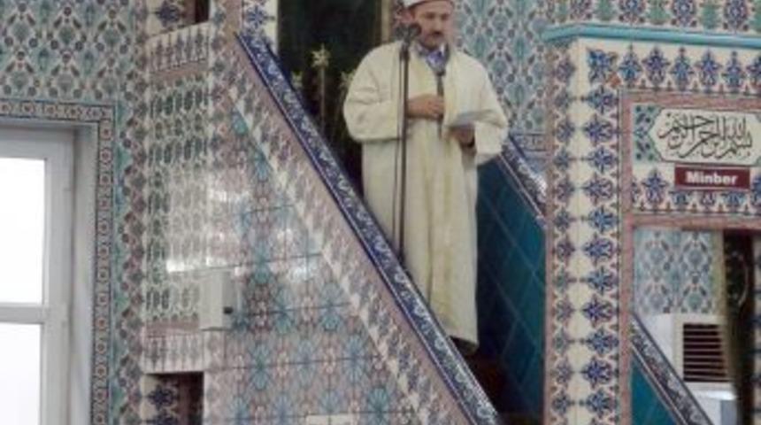 Bayram hutbesinde depremzedeler ile şehitler unutulmadı