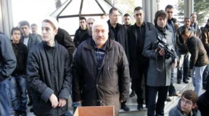 Vanlı depremzedeler i&ccedil;in bayram namazından sonra yardım toplandı