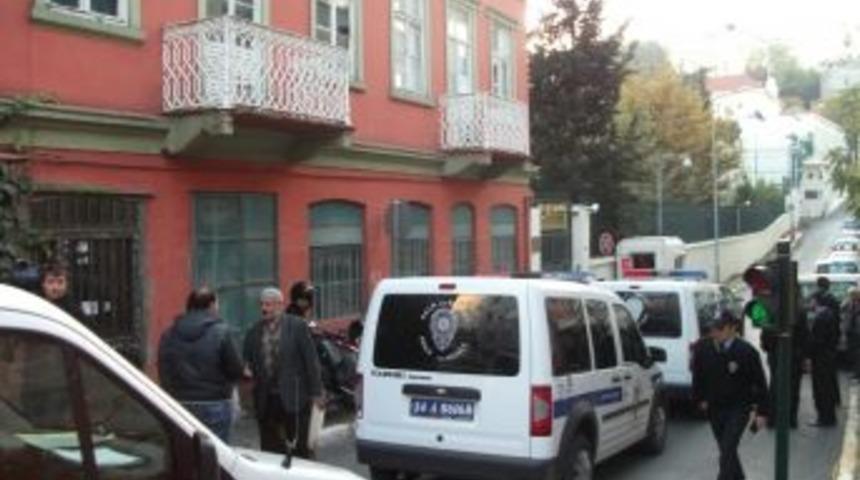 İtalyan konsolosluğu &ouml;n&uuml;nde polis avukat gerginliği