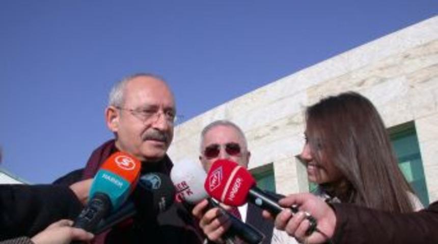 Kılı&ccedil;daroğlu, askerlere tatlı, &ccedil;ocuklara oyuncak g&ouml;t&uuml;rd&uuml;