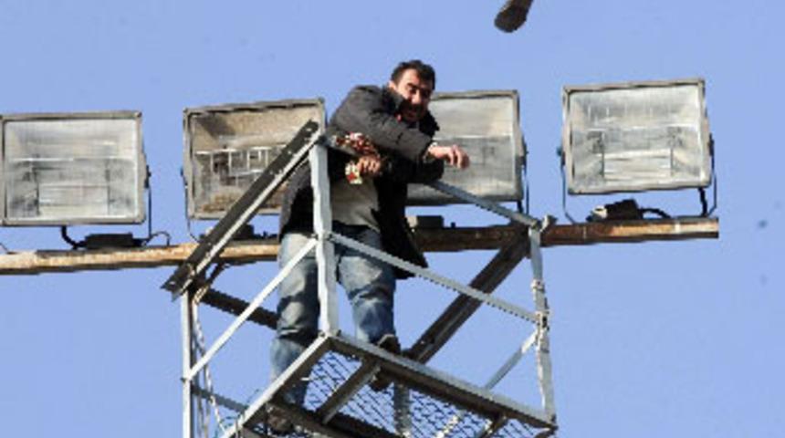 &Ccedil;ılgın aşık, aydınlatma direğine &ccedil;ıktı