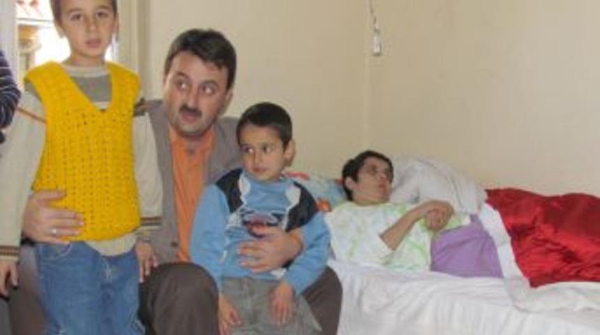 AK Partili G&uuml;lşen, fakirlere bayram ziyaretine gitti