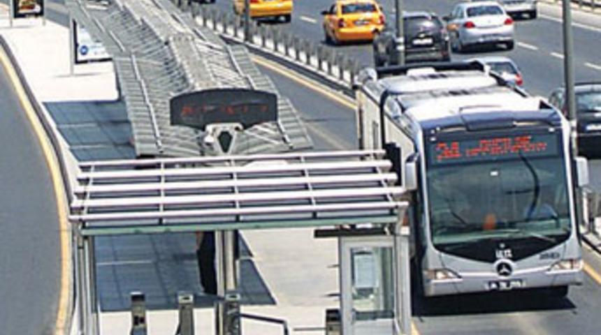 İstanbul'da hava yağışlı, yollar kapalı