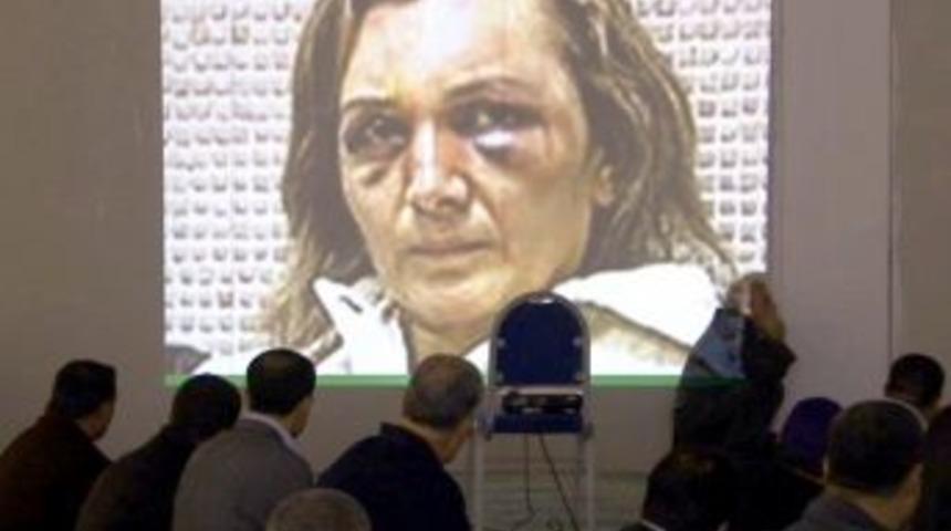 Kadına şiddeti sinevizyon eşliğinde cemaate anlattı