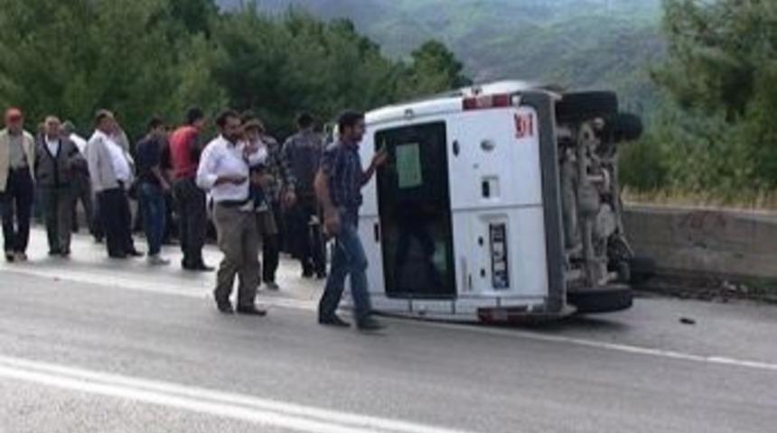 Taziyeden dönen minibüs devrildi: 16 yaralı