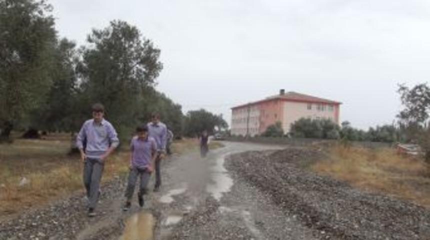Çamurlu okul yolu asfaltlandı