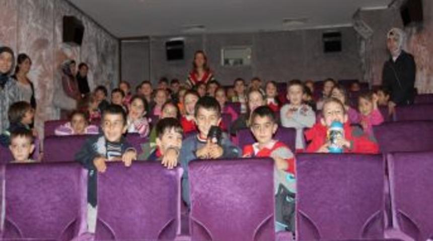 Doğubayazıt'ın minik &ouml;ğrencileri ilk kez sinemada film seyretti