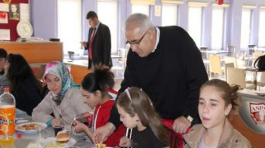 Vali kimsesiz &ccedil;ocuklarla oynadı