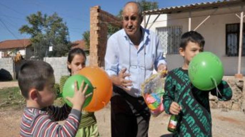 Bayramda balon dağıtarak &ccedil;ocukları sevindiriyor
