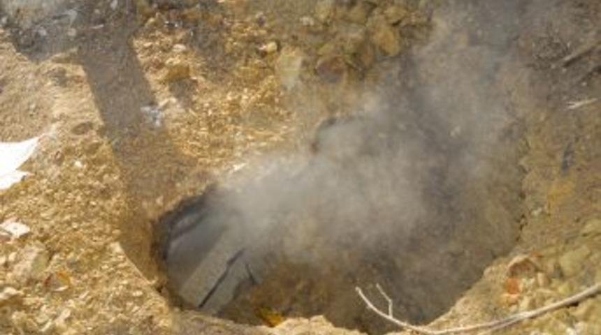 Armutlu'da topraktan pis kokulu buhar &ccedil;ıkıyor