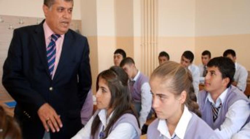 Milli Eğitim M&uuml;d&uuml;r&uuml;'n&uuml;n &ccedil;abasıyla okula d&ouml;nen kardeşler g&ouml;zyaşını tutamadı