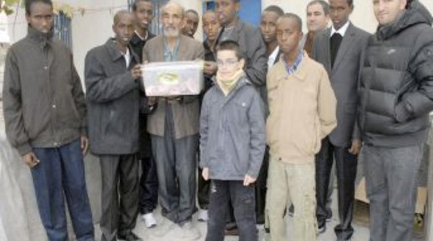 Somalili &ouml;ğrenciler et dağıttı, vatandaşlarla bayramlaştı