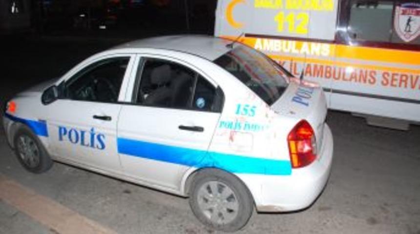 Alkoll&uuml; şahıs polis otosunun camını kafa atarak kırdı
