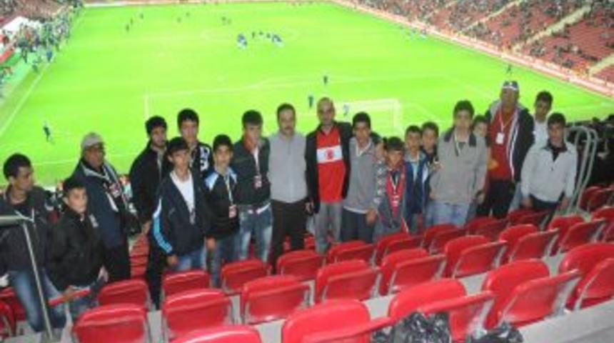 Yetiştirme Yurdu&rsquo;nda kalan 71 &ccedil;ocuk İstanbul'u gezdi