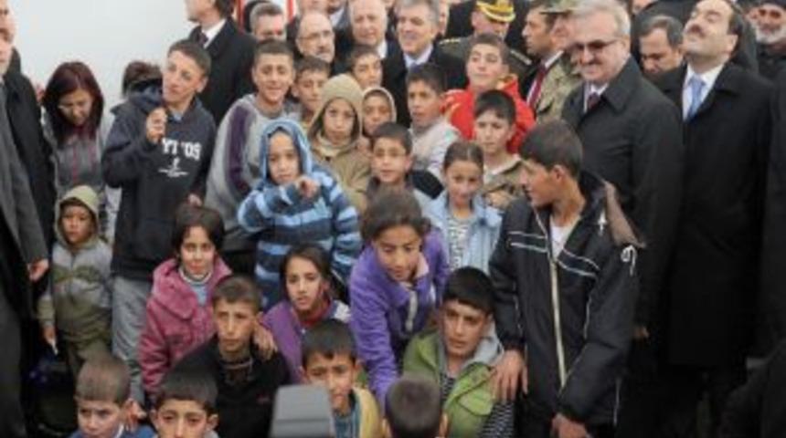 Cumhurbaşkanı G&uuml;l, deprem b&ouml;lgesinde vatandaşlarla bayramlaştı