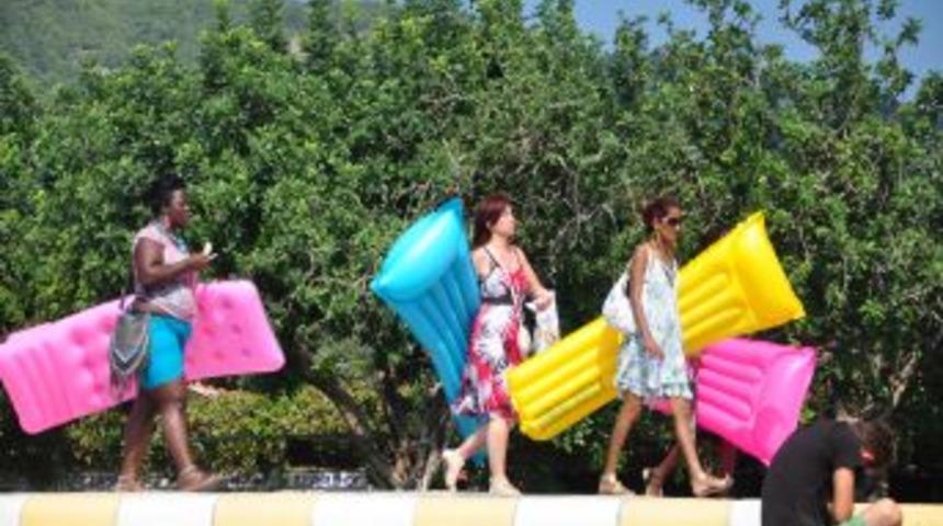 Fethiye'de yazdan kalma g&uuml;nler hem turistleri, hem esnafı memnun ediyor