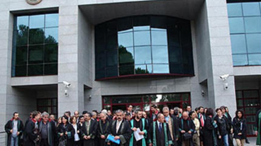 Hakim duruşmada avukatı d&ouml;vd&uuml; iddiası