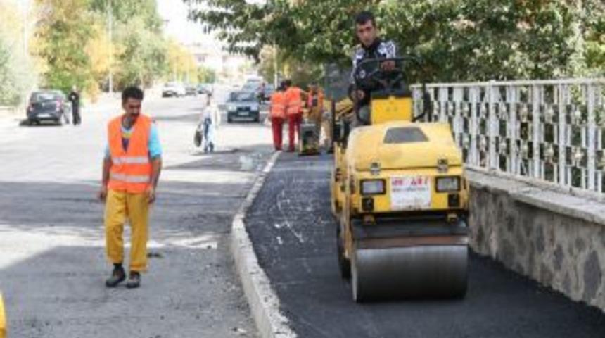 Aziziye Belediyesi, kaldırımlara desenli asfalt atıyor