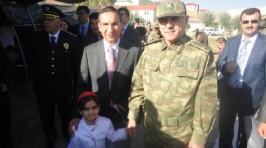 Cumhurbaşkanı G&uuml;l'den Hakkari'deki sınır birliklerine moral ziyareti