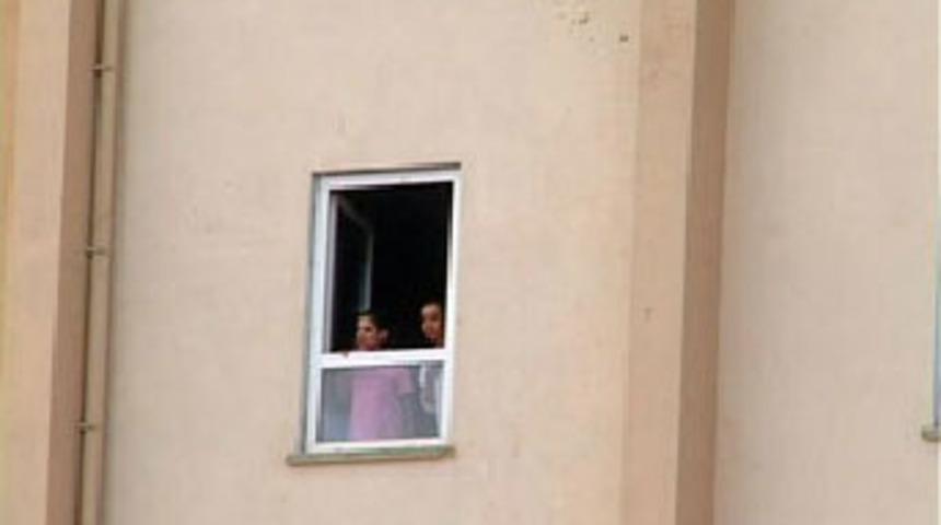 Okul m&uuml;diresinden &ouml;ğrencilere servis cezası