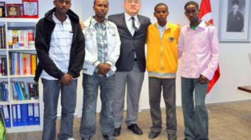 Somalili &ouml;ğrencileri İzmir &Uuml;niversitesi Rekt&ouml;r&uuml; Erciyeş karşıladı