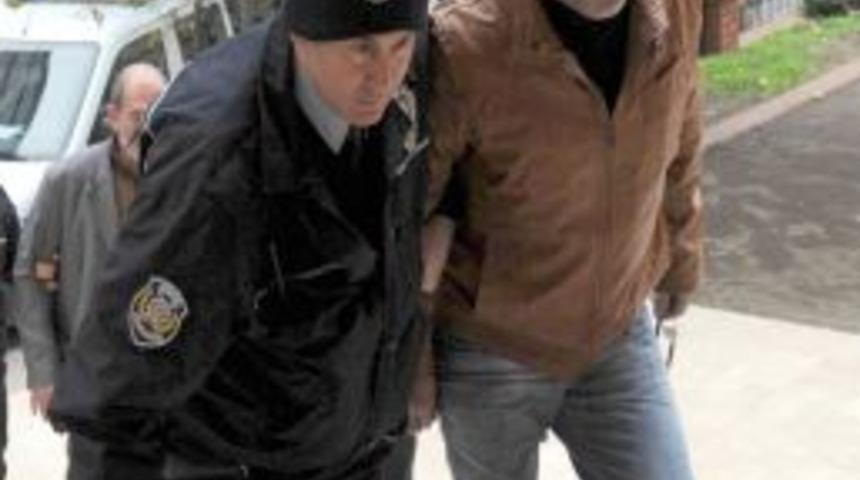 Eski eşinin y&uuml;z&uuml;n&uuml; kesen koca adliyeye getirildi