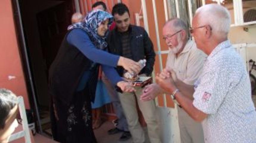 Antalya&rsquo;da yabancılar kurban eti dağıtarak bayram sevincine ortak oldu