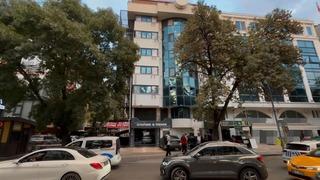 Son dakika: Yer: Ankara! Otelin 6. katından otomobilin &uuml;st&uuml;ne d&uuml;şen kadın ağır yaralandı