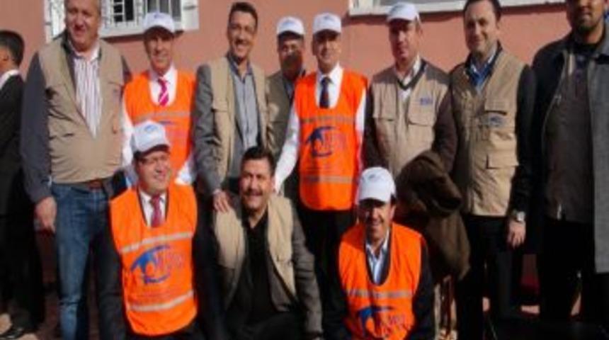 Bakan Şimşek, Kimse Yok mu &ouml;nl&uuml;ğ&uuml; giyip kurban eti dağıttı