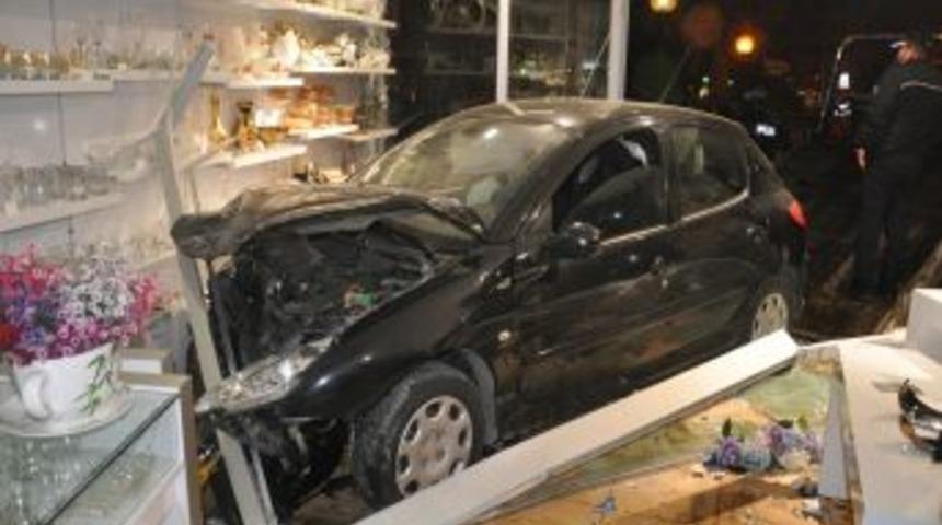 Kaza anı saniye, saniye g&uuml;venlik kamerasına takıldı