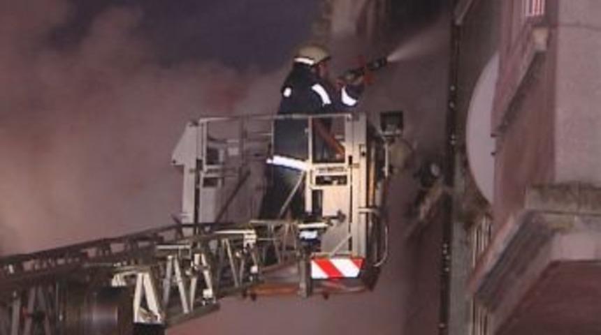 Yaşlı &ccedil;itfi alevlerin arasından itfaiye kurtardı