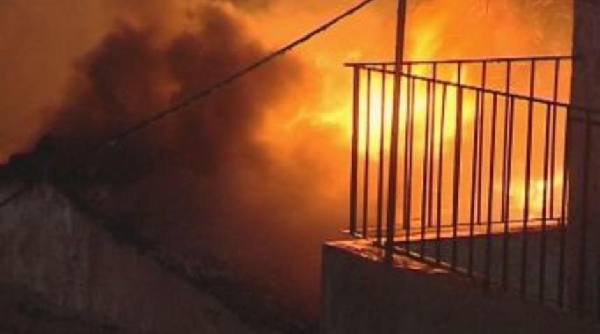 Gecekondu alev alev yandı