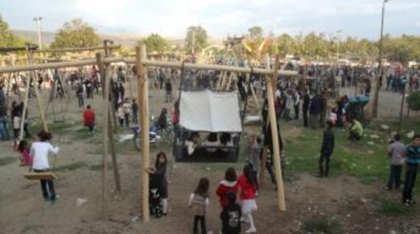 Cizreli miniklerin tahta salıncaklardaki bayram sevinci