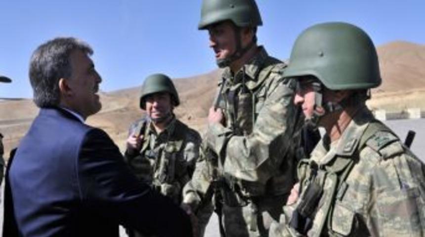 Cumhurbaşkanı G&uuml;l'&uuml; Y&uuml;ksekova&rsquo;da eski başyaveri karşıladı