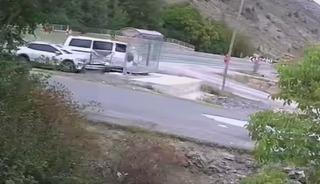 Korku dolu anlar: İki aracın arasından kıl payı kurtuldu