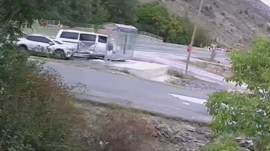 G&uuml;m&uuml;şhane'de korku dolu anlar: İki aracın arasından kıl payı kurtuldu