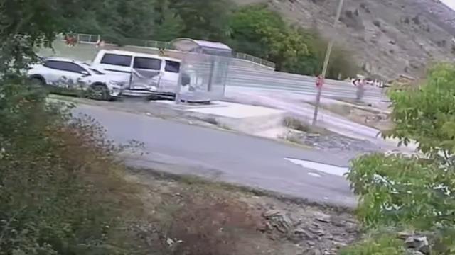 Gümüşhane'de korku dolu anlar: İki aracın arasından kıl payı kurtuldu