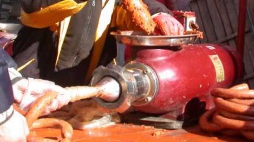 Kurban etleri, sucuk ve kıyma yapılıyor