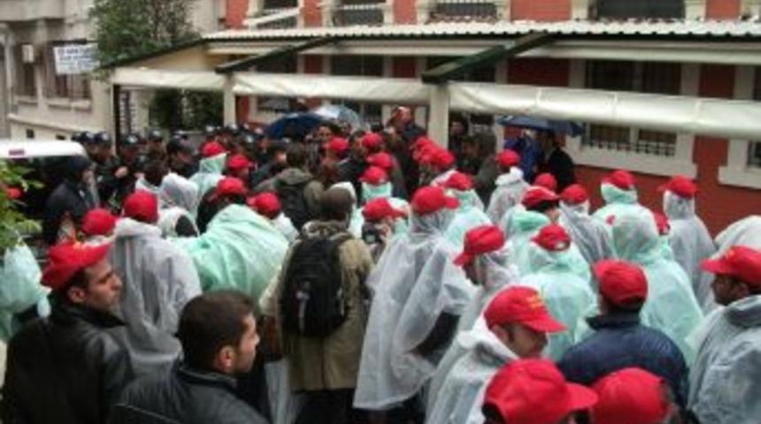 İşverenin evine y&uuml;r&uuml;yen iş&ccedil;ilere polis engeli