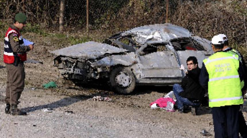 Otomobil şarampole yuvarlandı: 3 ölü