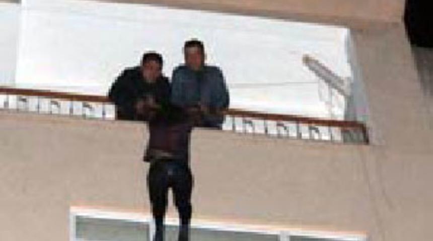 Polis &ouml;l&uuml;mden aldı