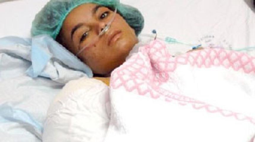 Omzundan kopan kolu, yerine dikildi