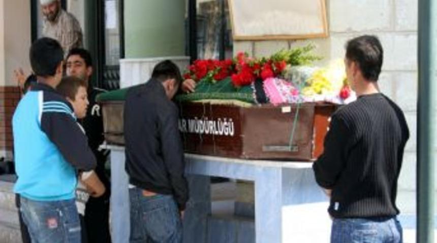 Boşanmak istediği eşi tarafından &ouml;ld&uuml;r&uuml;len kadın toprağa verildi