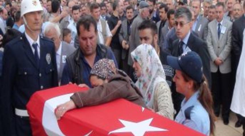 Şehit polis g&ouml;zyaşlarıyla toprağa verildi