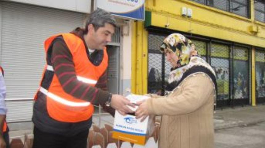 Öğretmenler, tatilde gezmek yerine kapı kapı dolaşıp et dağıttı