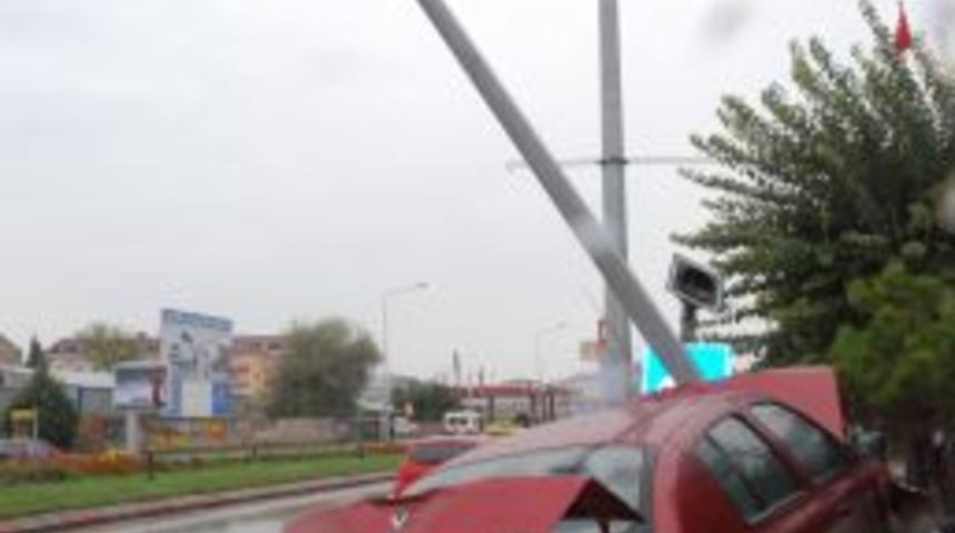 Kaza yapan s&uuml;r&uuml;c&uuml; mobese kamerası direğine &ccedil;arptı