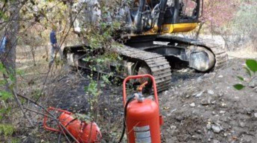 HES şantiyesinde iş makinesi yakıldı