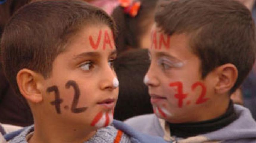 Depremin şiddeti yüzlerine yansıdı